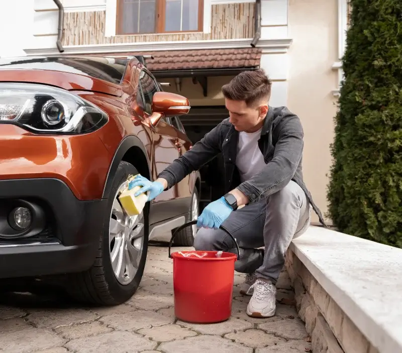Lavage auto à domicile Villefollet : professionnel intervenant sur un véhicule